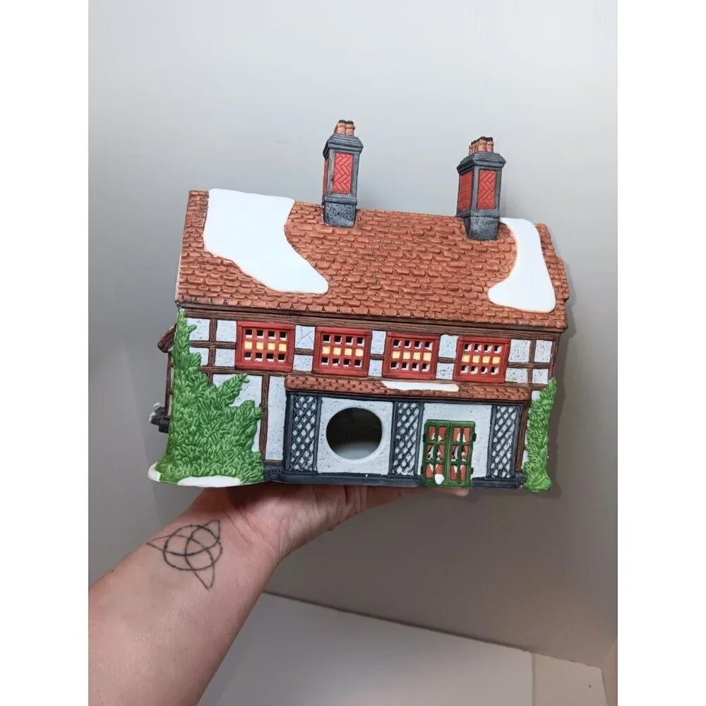 Dept 56 “Ashbury Inn” Heritage Village Collection Retired 1991